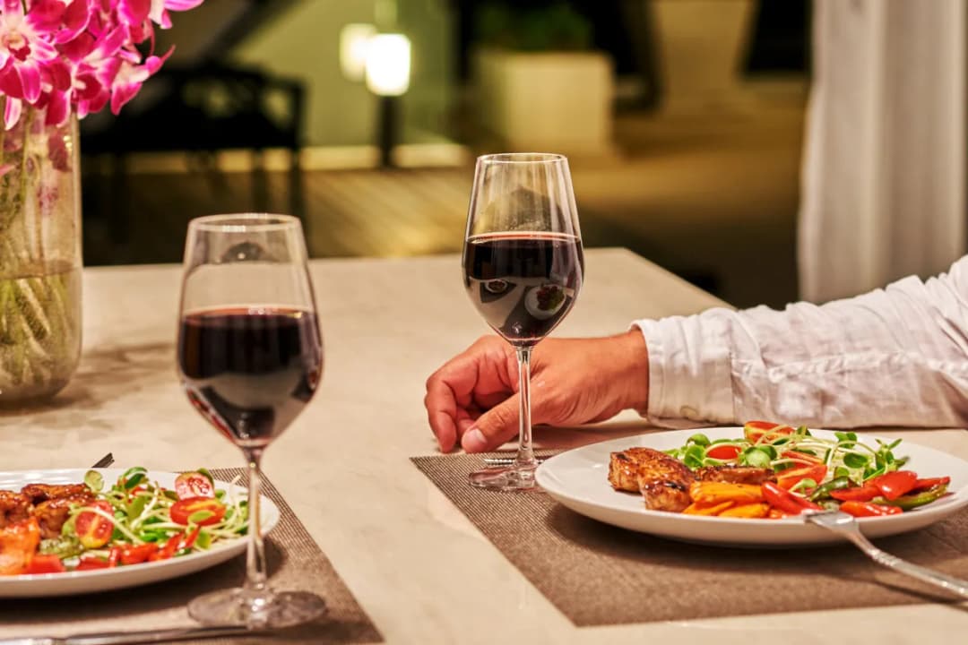 Pomysły na romantyczną kolację w domu, które zachwycą Twoją drugą połówkę