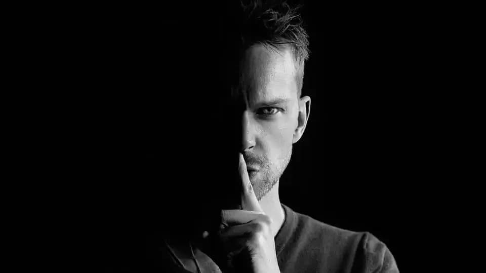 Jak narcyz reaguje na rozstanie i co to oznacza dla ciebie