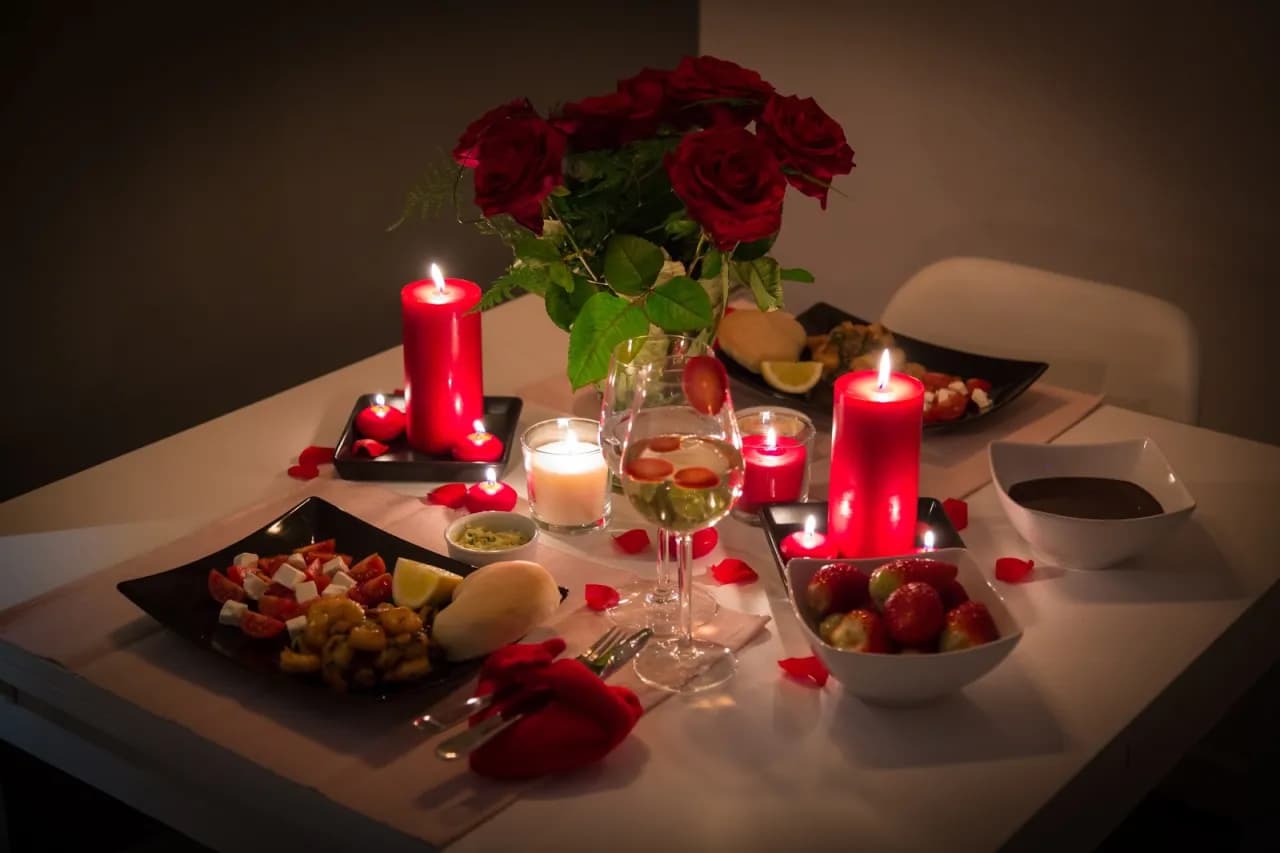 Pomysły na romantyczną kolację przy świecach, które zachwycą partnera