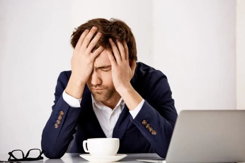 Kiedy facet zaczyna żałować rozstania? Oto emocjonalna prawda