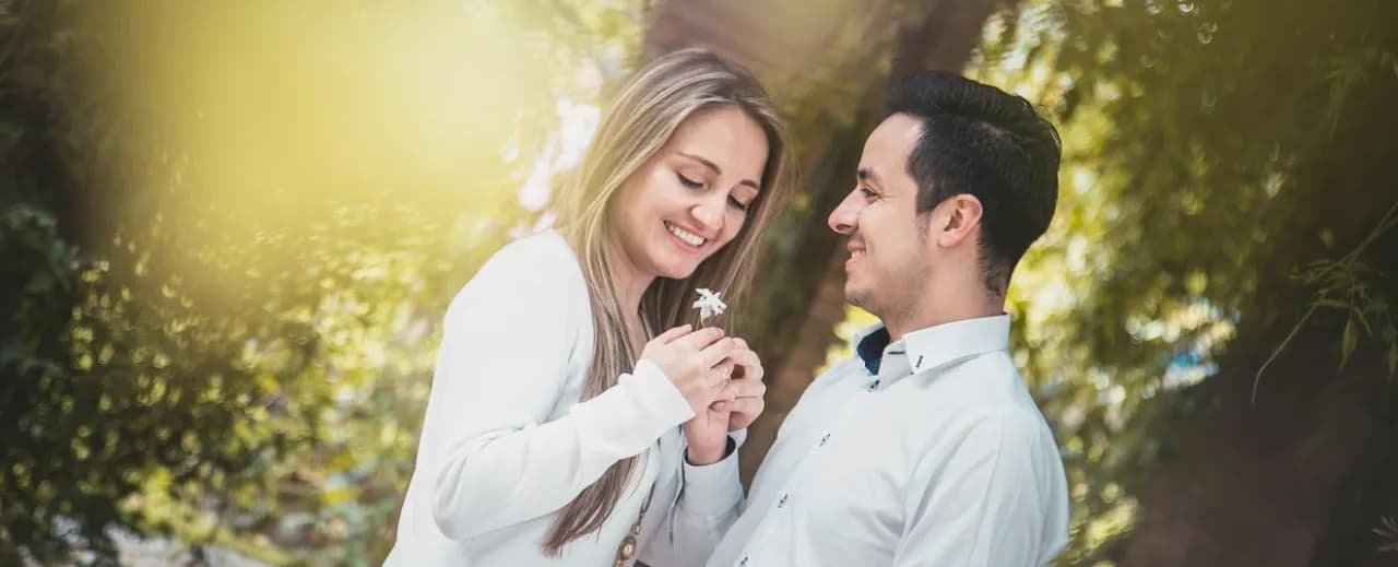 Jak się przywitać na pierwszej randce, by uniknąć niezręczności